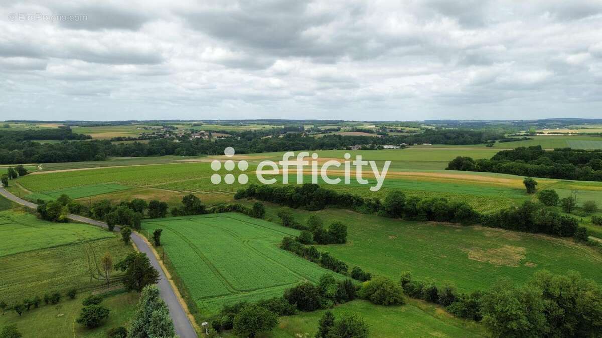 Maison à SAINT-GENIS-D&#039;HIERSAC