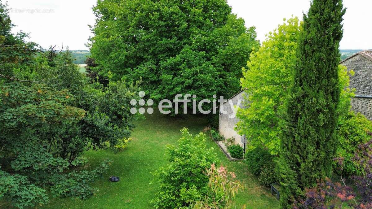 Maison à SAINT-GENIS-D&#039;HIERSAC