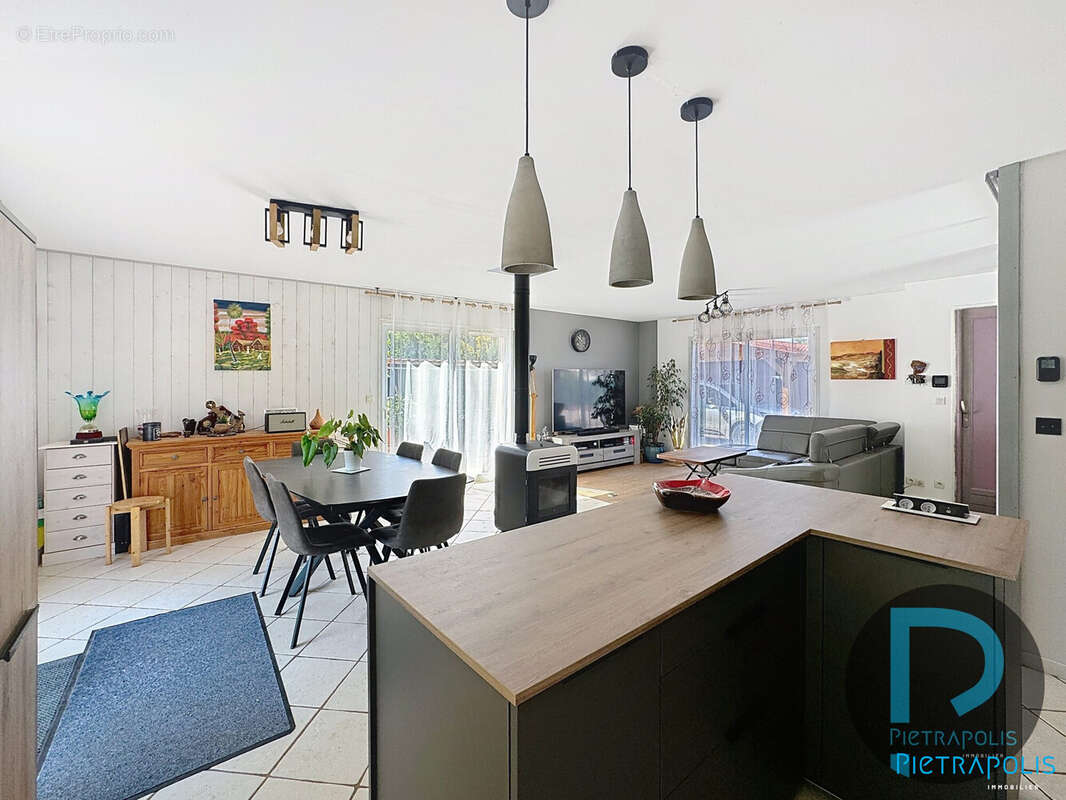 Maison à LA CHAPELLE-DE-GUINCHAY