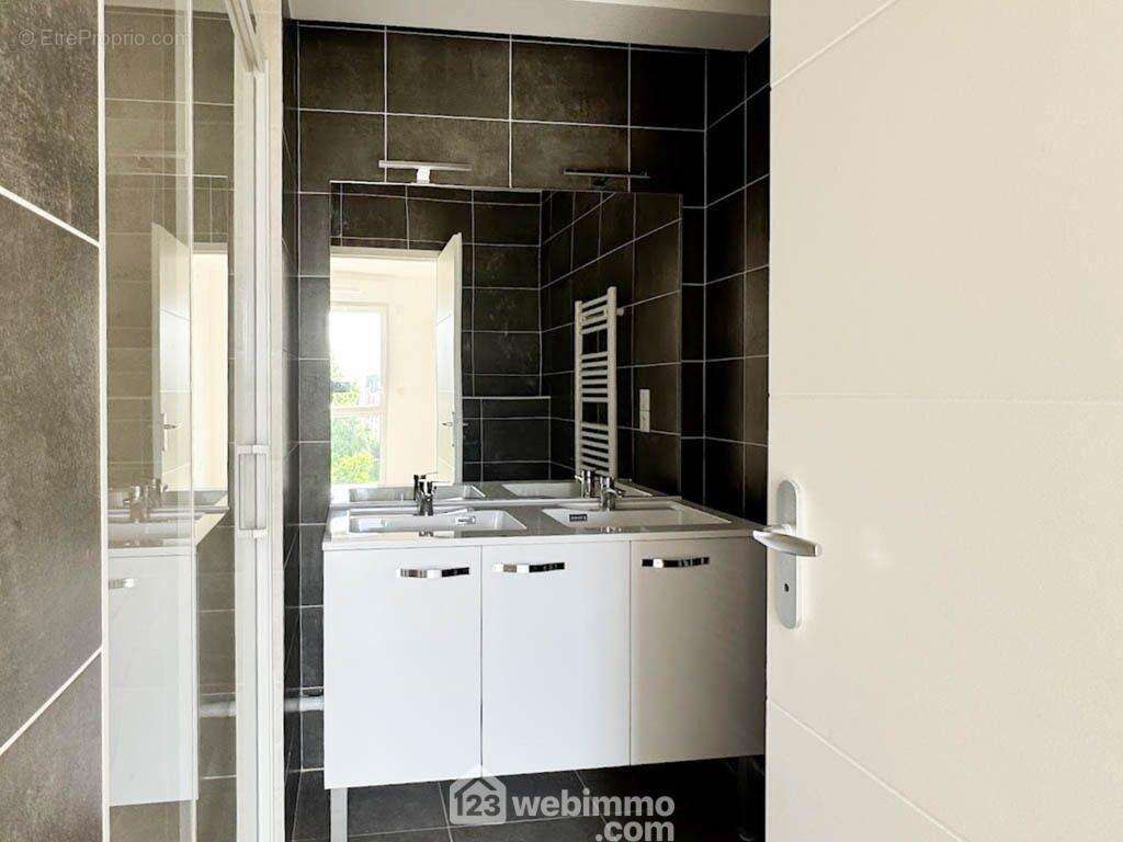 ...avec salle de douche. - Appartement à CHOLET