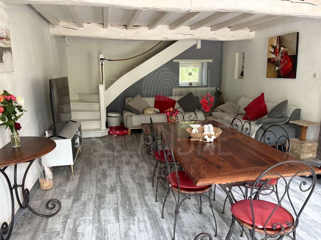 Maison à SAINT-PIERRE-DE-BRESSIEUX