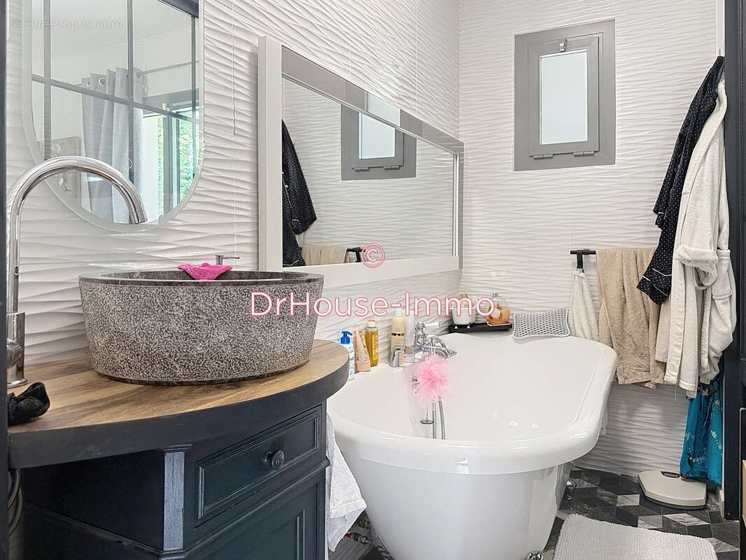 Maison à NOTRE-DAME-DE-SANILHAC