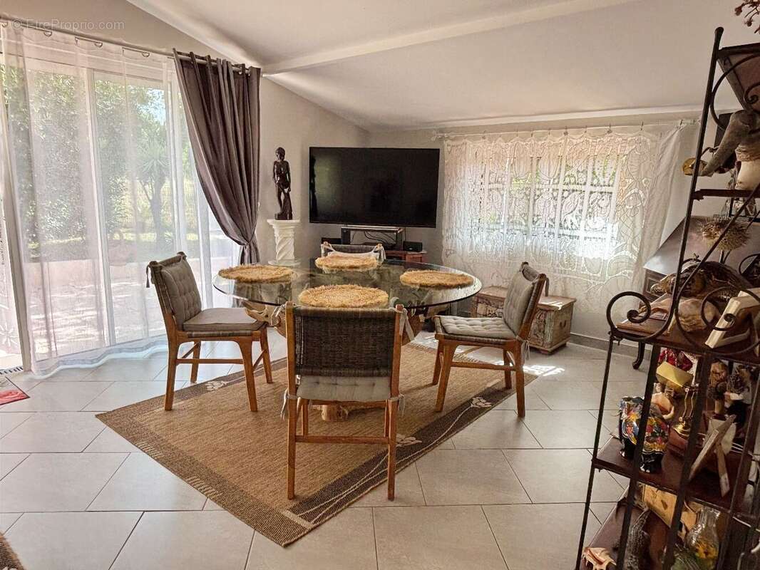 Maison à ROQUEBRUNE-SUR-ARGENS