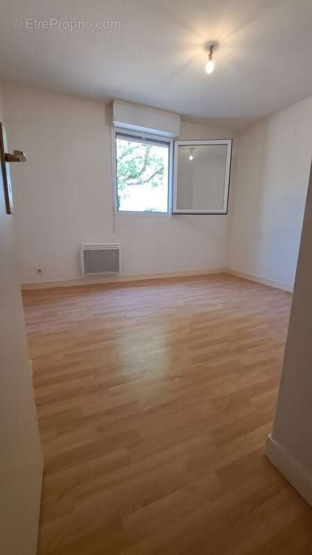 chambre côté est - Appartement à POITIERS