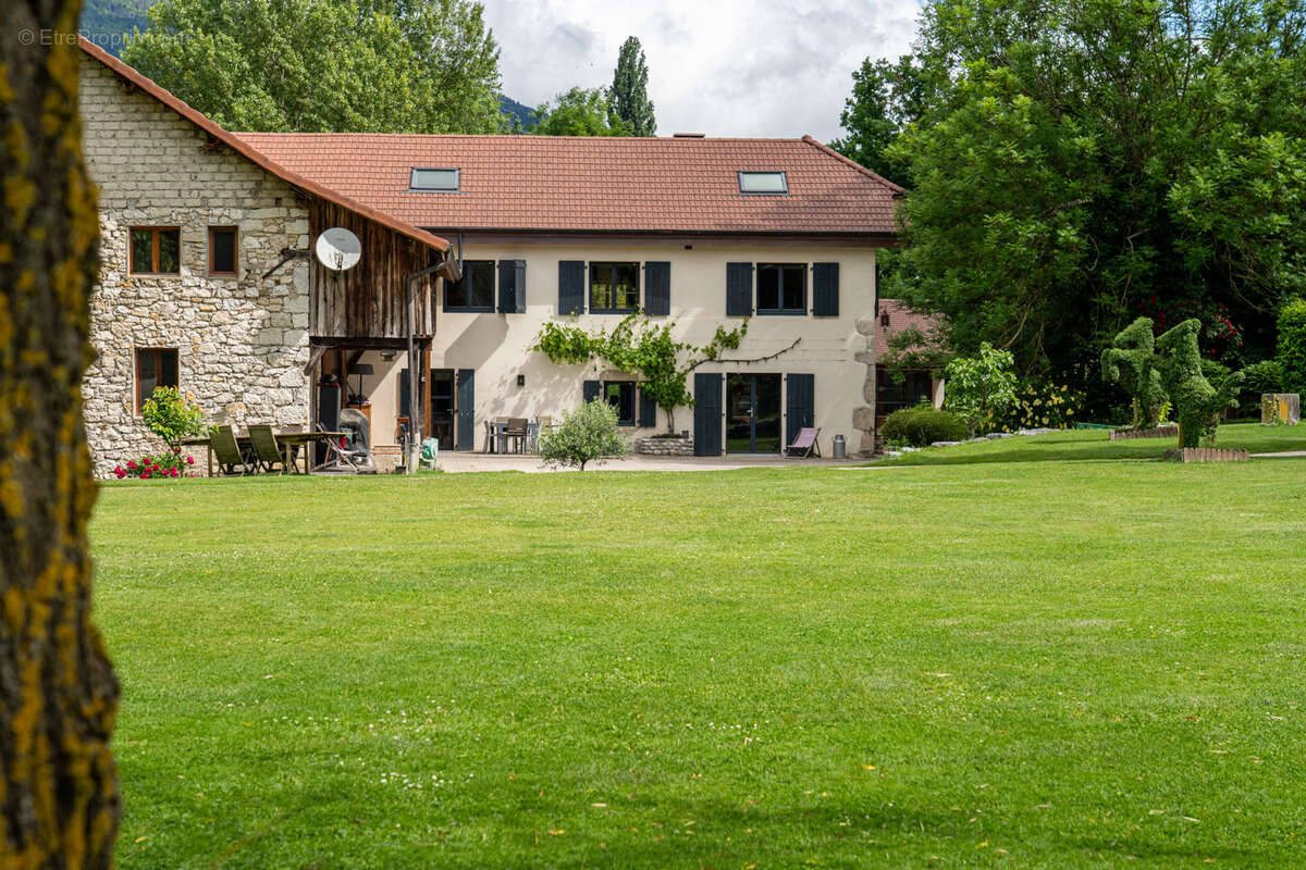 Maison à SAINT-GENIS-POUILLY