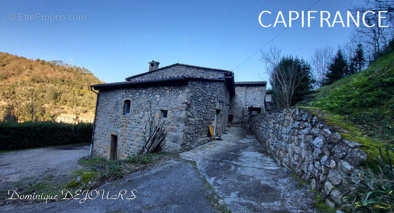 Maison à SAINT-SAUVEUR-DE-MONTAGUT