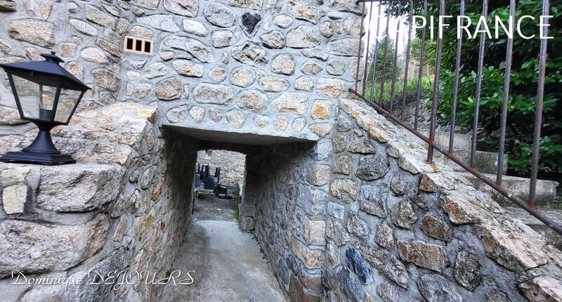 Maison à SAINT-SAUVEUR-DE-MONTAGUT