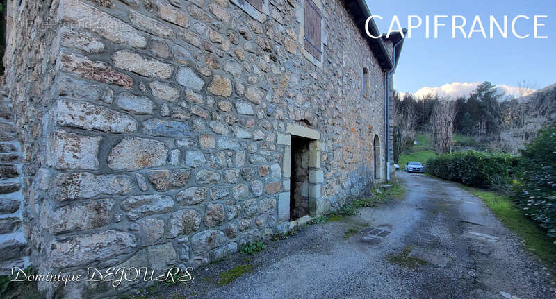 Maison à SAINT-SAUVEUR-DE-MONTAGUT