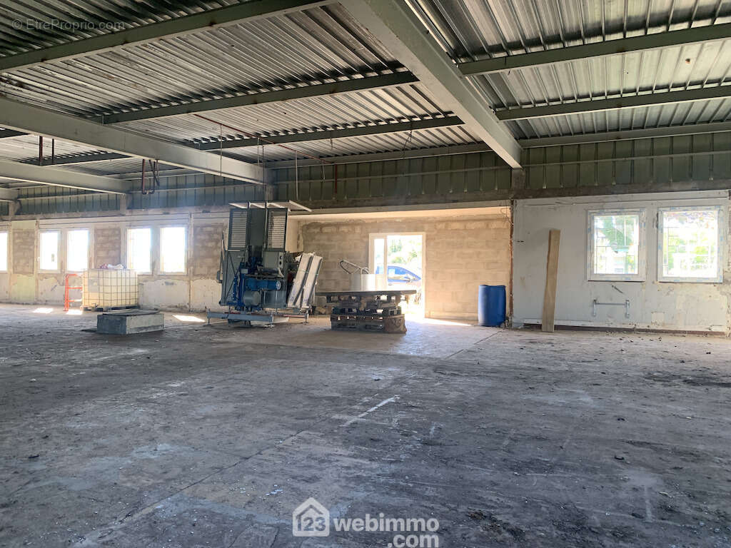 Et un décroché de 7 m2 avec porte d&#039;accès piéton. - Commerce à ITEUIL