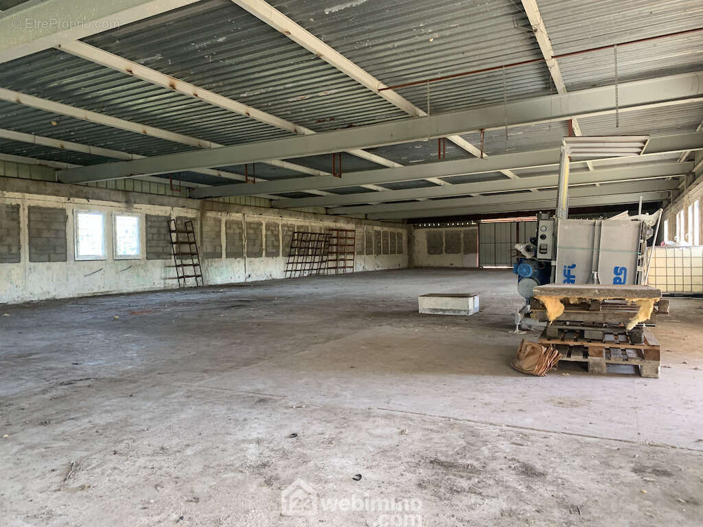 Hauteur sous IPN de 3,20 m. - Commerce à ITEUIL