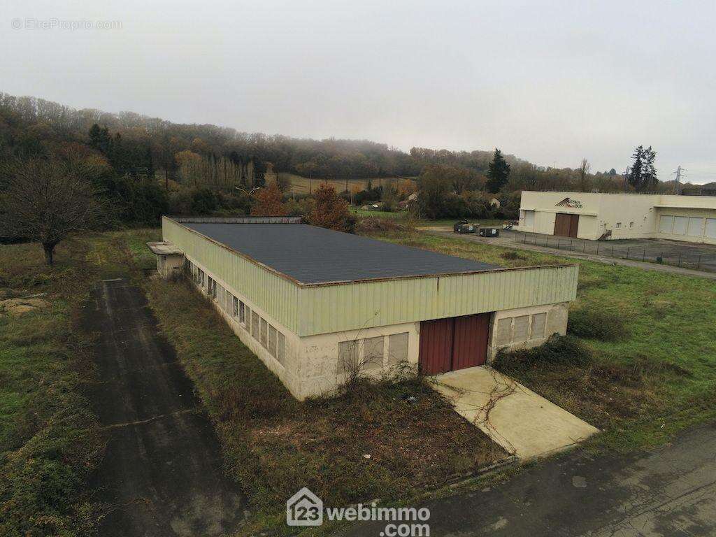 La porte d&#039;accès véhicules : 4,94 m de large X 5,14 m de hauteur, - Commerce à ITEUIL