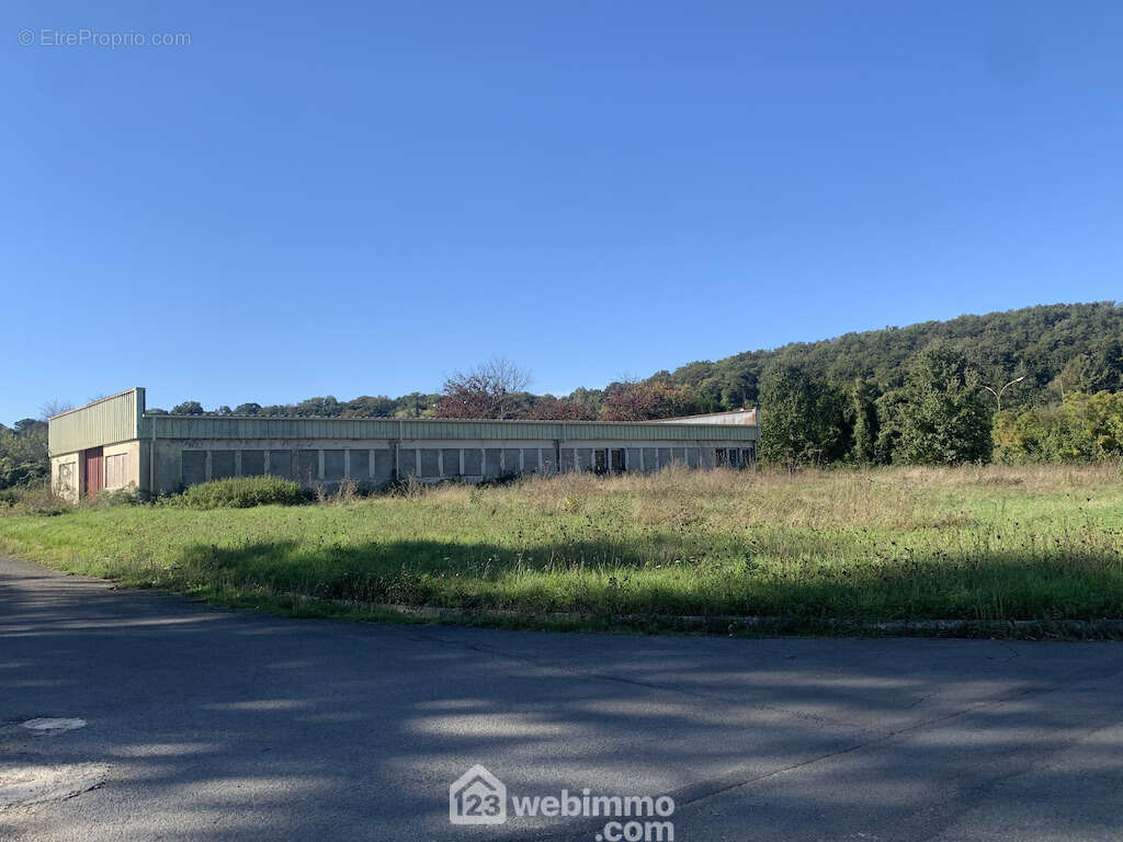Le bâtiment se situe dans une zone artisanale. - Commerce à ITEUIL