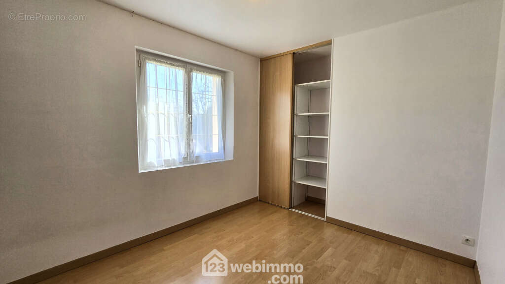 3 chambres de 9 à 12 m2, - Maison à FONTAINE-LE-COMTE