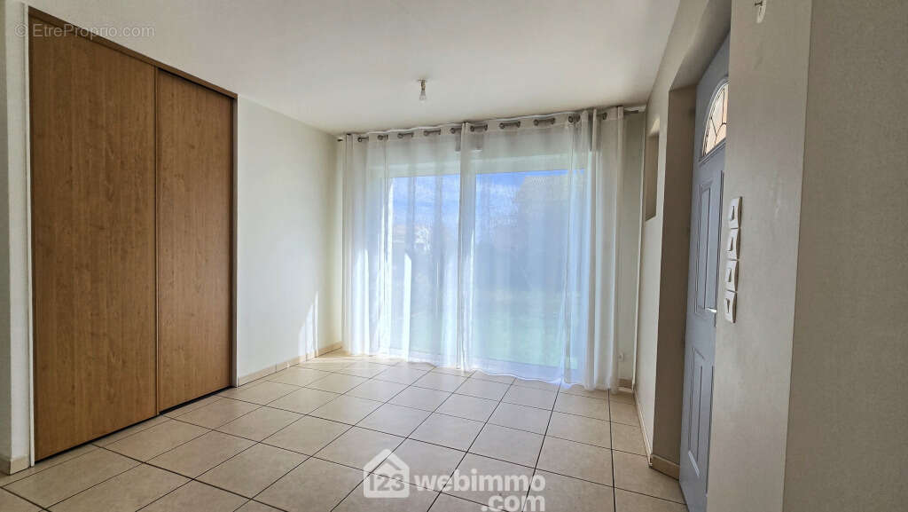 Aménagée d&#039;un grand placard, - Maison à FONTAINE-LE-COMTE