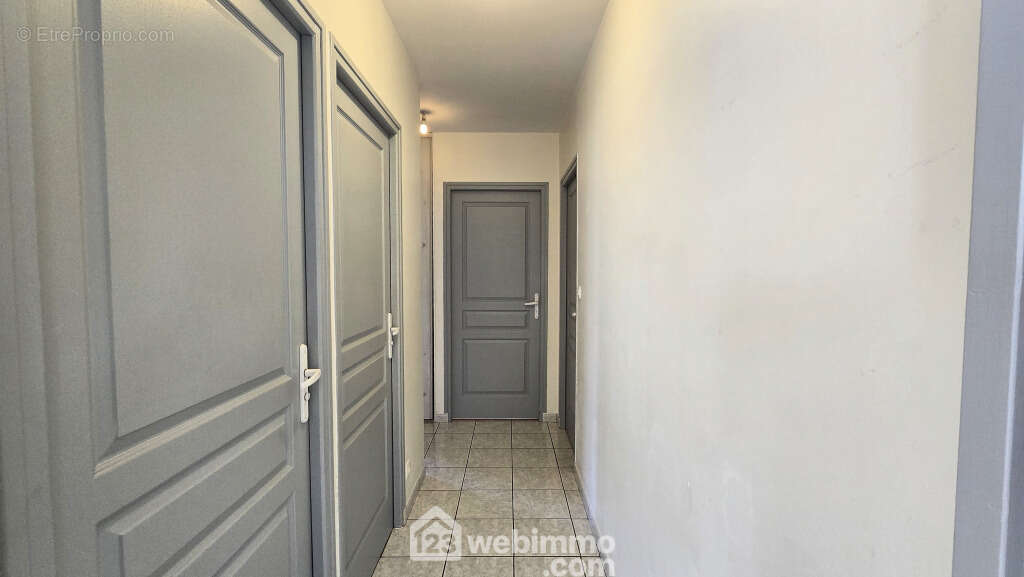 Depuis le séjour, le couloir avec WC distribue : - Maison à FONTAINE-LE-COMTE