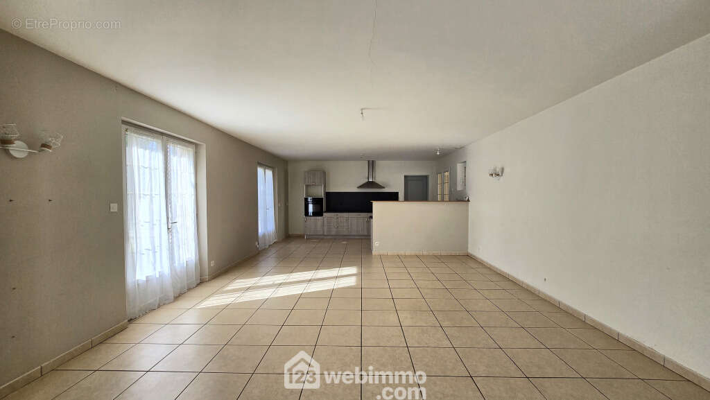 Elle ouvre sur la pièce de vie de 58 m2 : grand salon-séjour, - Maison à FONTAINE-LE-COMTE