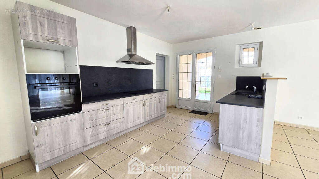 Et cuisine aménagée et équipée, - Maison à FONTAINE-LE-COMTE