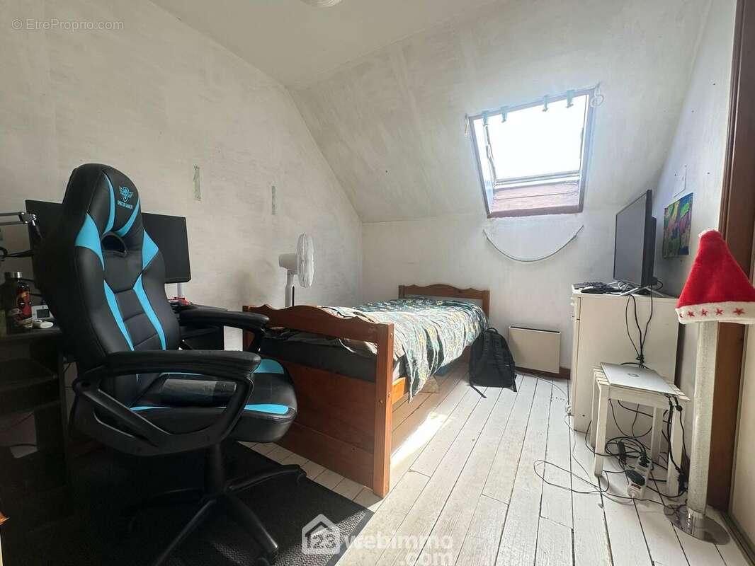 Voici la première chambre - Maison à MARTIGNY-COURPIERRE