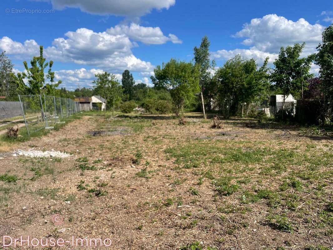 Terrain à SAINTE-GENEVIEVE-DES-BOIS