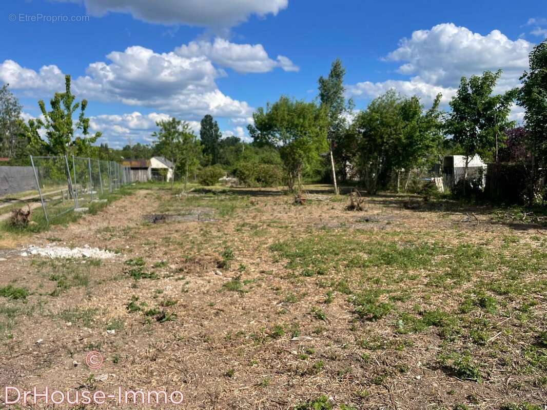 Terrain à SAINTE-GENEVIEVE-DES-BOIS