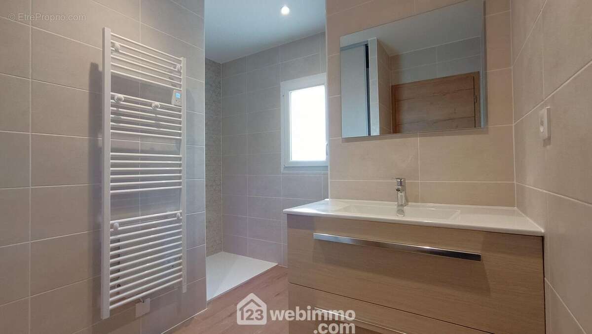 Salle d&#039;eau à l&#039;étage avec WC - Maison à HETTANGE-GRANDE