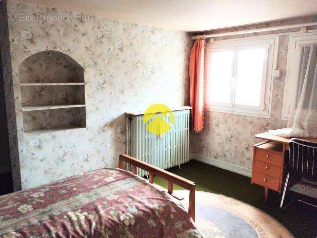 Maison à VIC-SUR-CERE