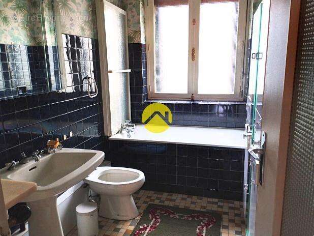 Maison à VIC-SUR-CERE