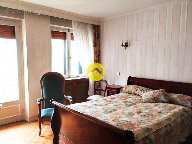 Maison à VIC-SUR-CERE