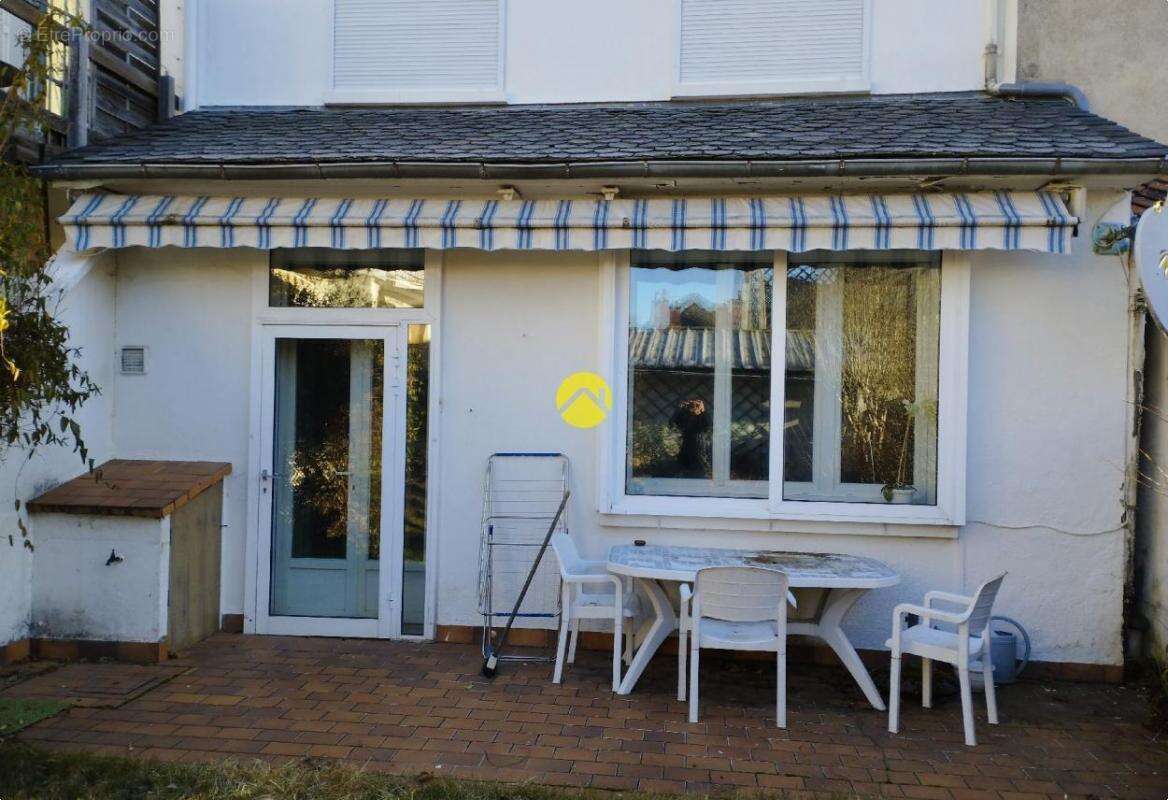 Maison à VIC-SUR-CERE