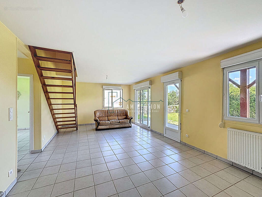 Maison à SAINT-LEONARD-DE-NOBLAT