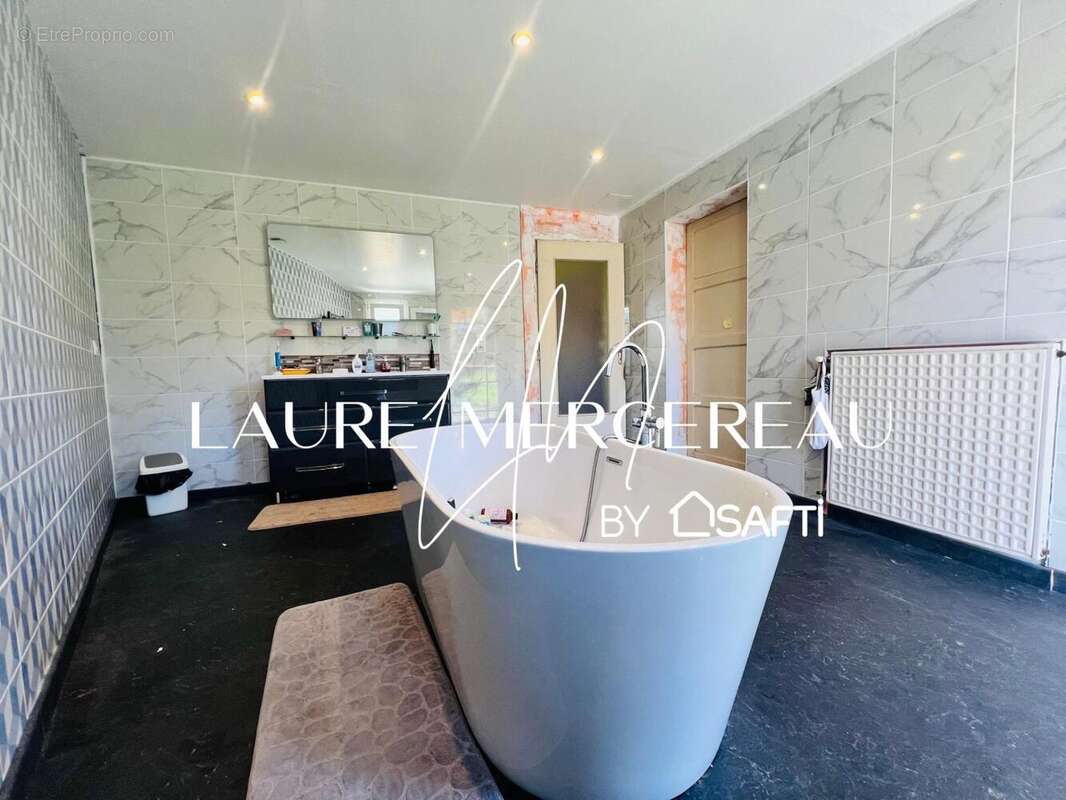 Photo 6 - Maison à SAINT-ETIENNE-DU-BOIS