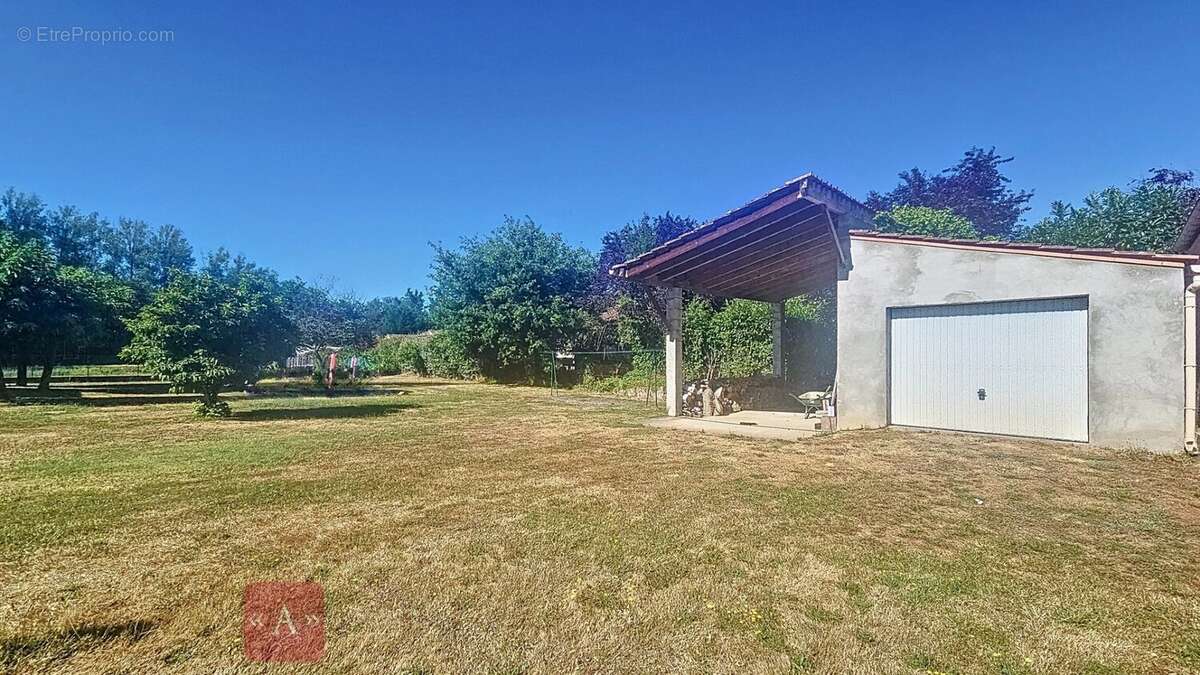 Terrain à SAINT-SULPICE