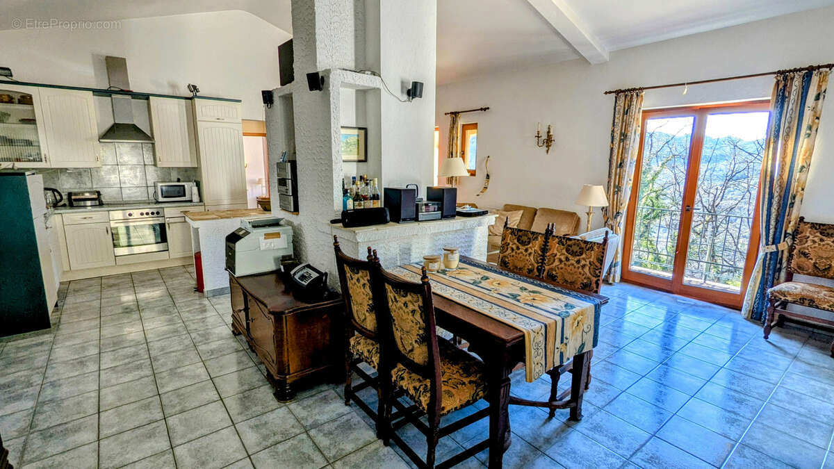 Maison à TOURRETTES-SUR-LOUP