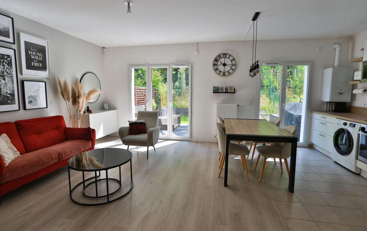 Appartement à VAUJOURS