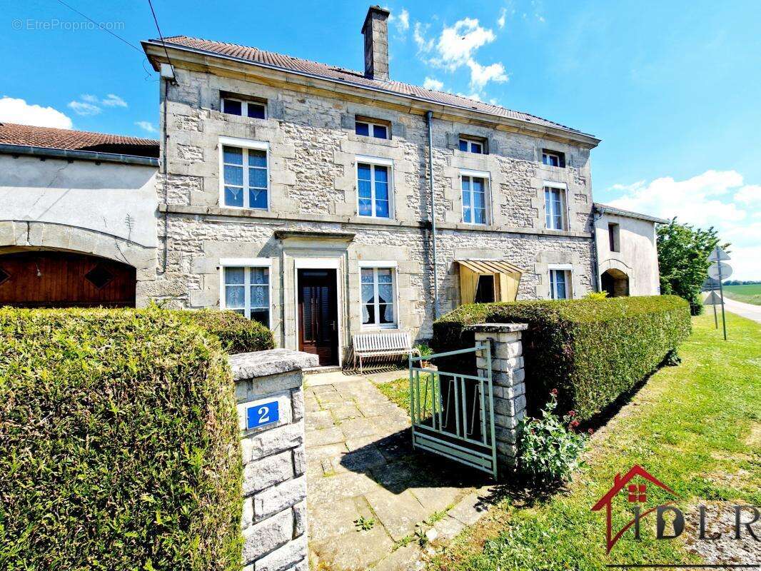 Maison à GENEVRIERES