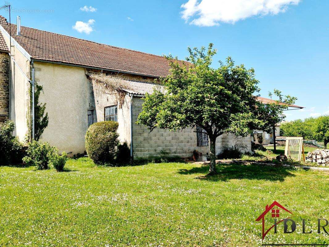 Maison à GENEVRIERES