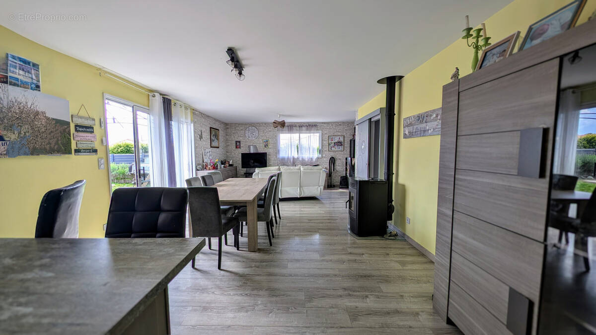 Maison à LES LANDES-GENUSSON