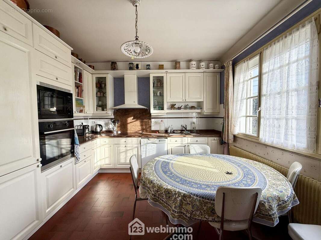 Maison à SAINTE-GENEVIEVE-DES-BOIS