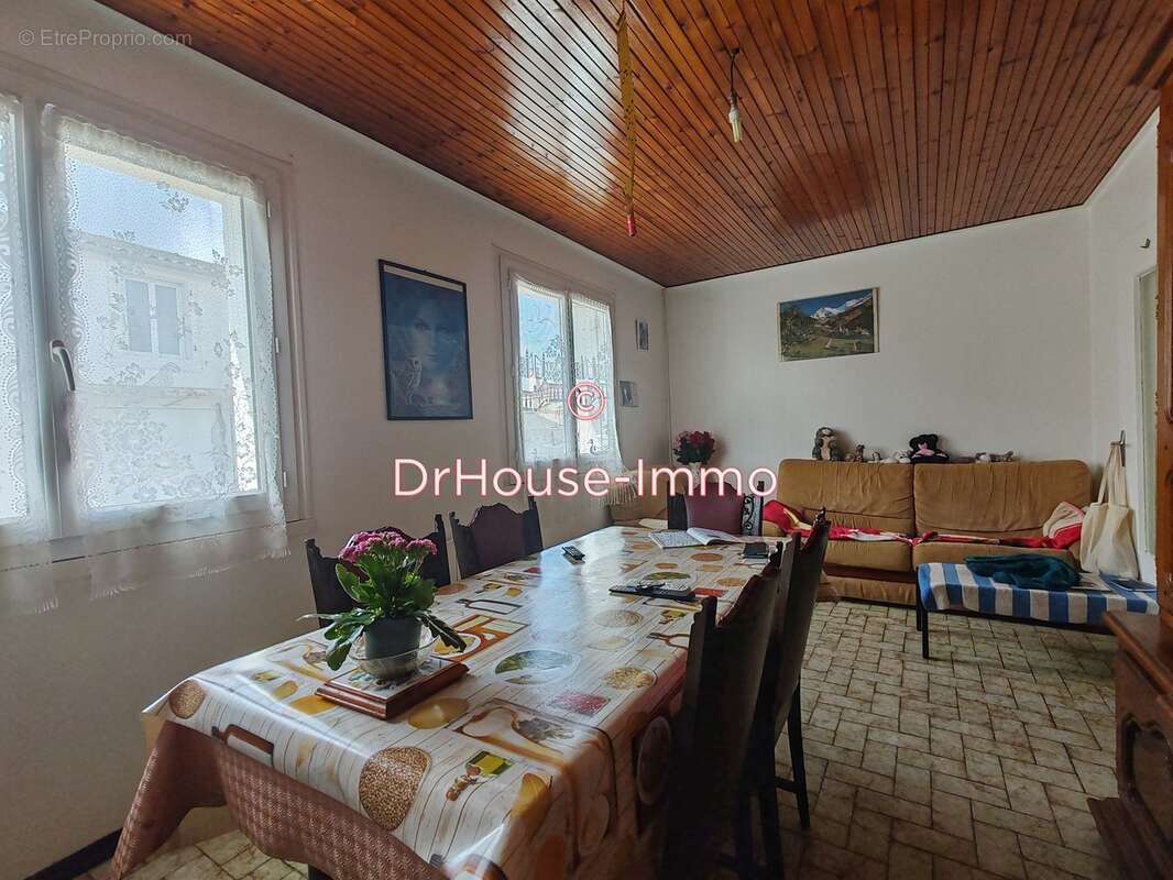 Maison à CHAMPAGNE-LES-MARAIS