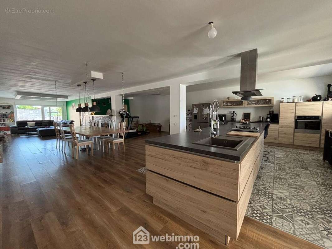 Cuisine ouverte sur une incroyable pièce à vivre - Maison à VERDUN