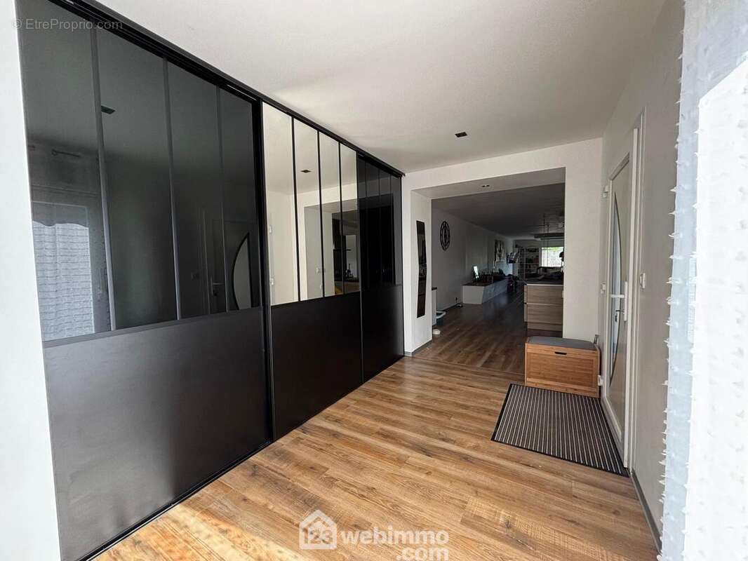 Entrée spacieuse avec grand placard... - Maison à VERDUN