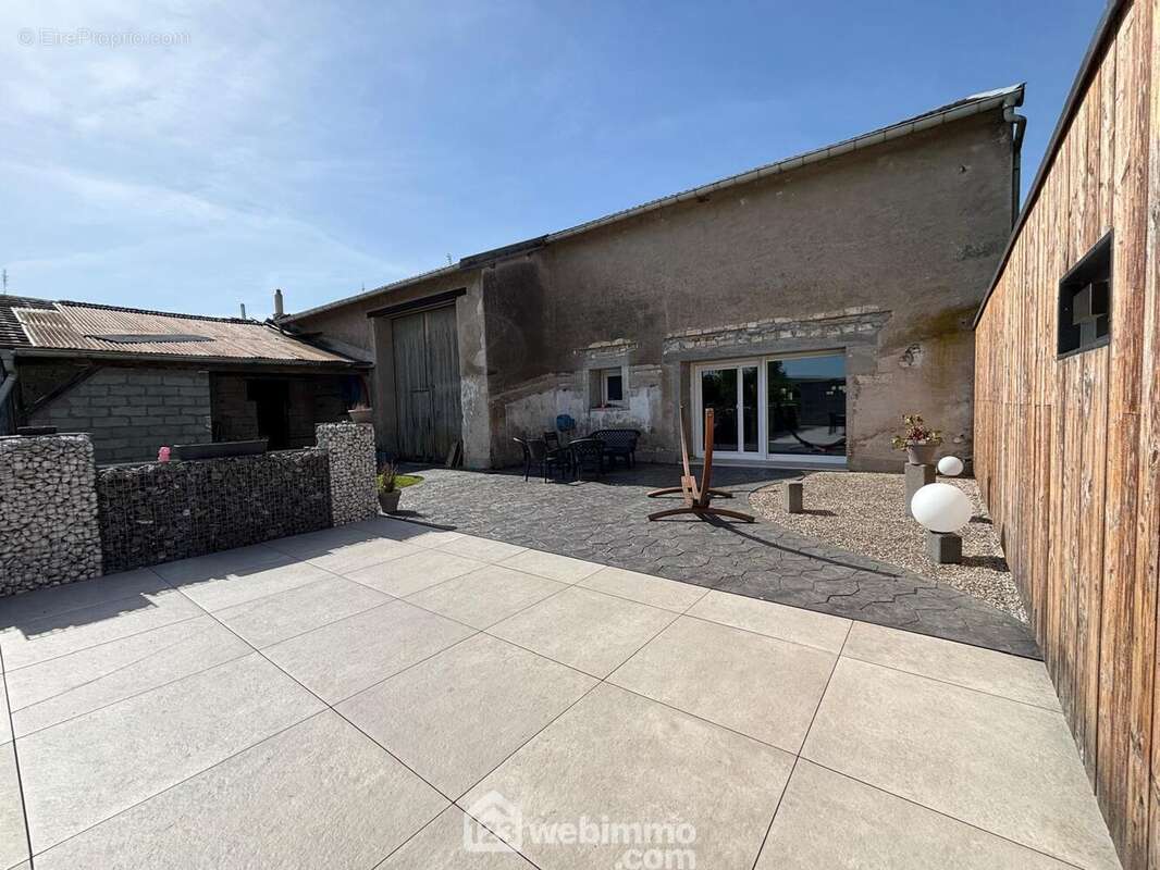 Grande terrasse aménagé dans un style moderne et chaleureux. - Maison à VERDUN