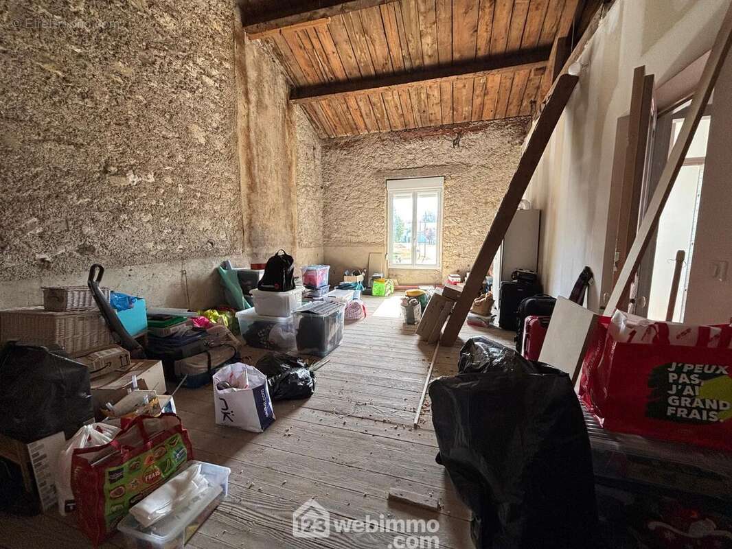Grenier aménageable au 1er étage pouvant devenir une belle salle de jeu, cinéma, sport... Selon vos envies. - Maison à VERDUN