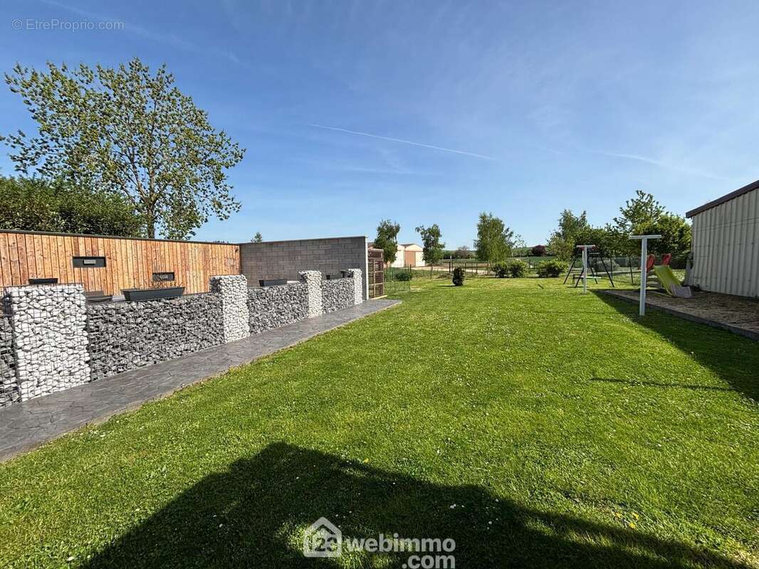 Jolie terrain sans vis à vis à la vue dégagée avec terrain de pétanque parfait pour cette été! - Maison à VERDUN