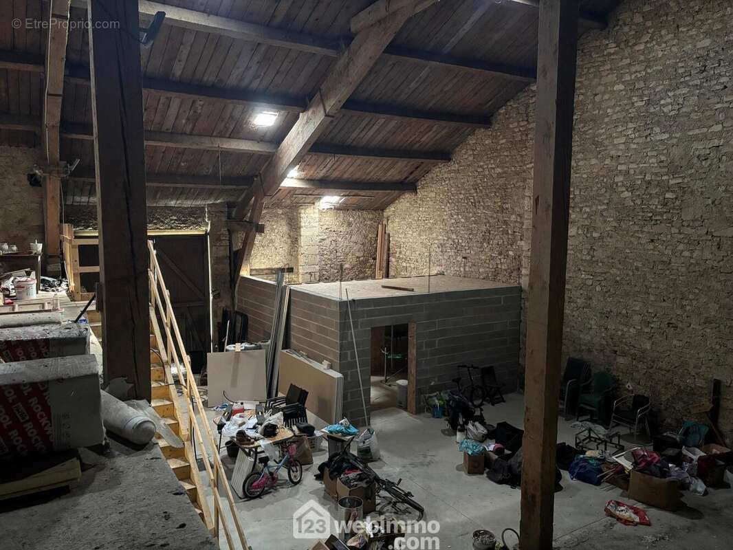 La grange mesure plus de 220m² et le grenier 115m² soit environ 335m² de potentiel = - Maison à VERDUN