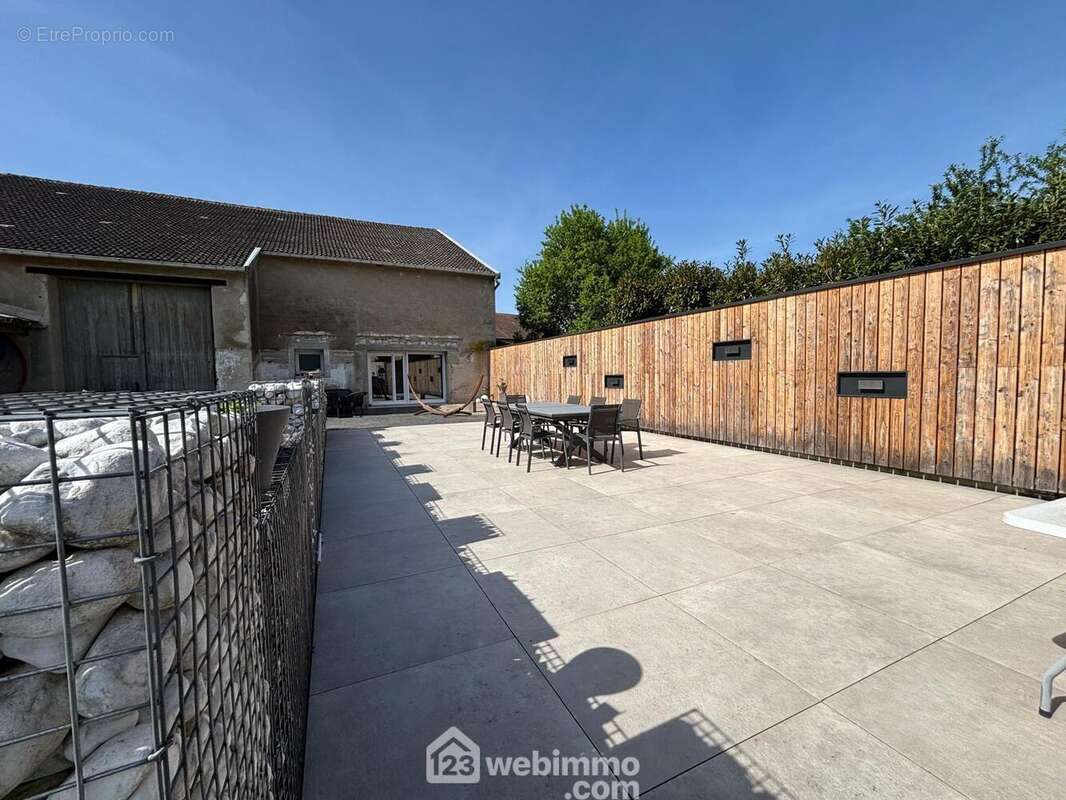 Mur en gabion, bardage en mélèze avec luminaire, sol en béton imprimé, terrasse sur plot et accès au terrain par la grange: ajoutez-y votre barbecue, votre mobilier d&#039;extérieur et TOUT Y EST!!! - Maison à VERDUN