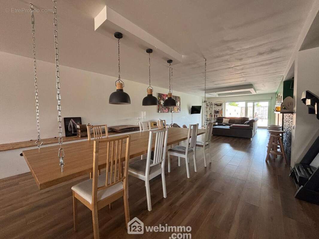 Pièce à vivre impressionnante et majestueuse d&#039;environ 115m² - Maison à VERDUN