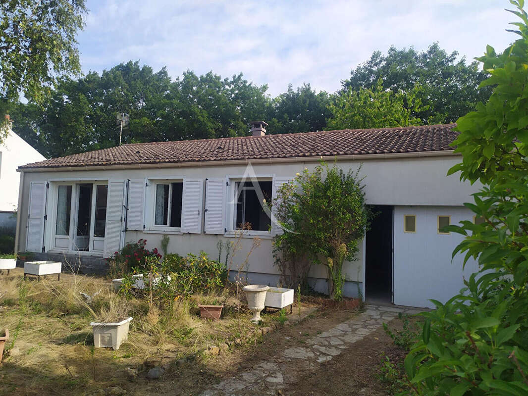 Maison à SAINT-DENIS-DE-L&#039;HOTEL