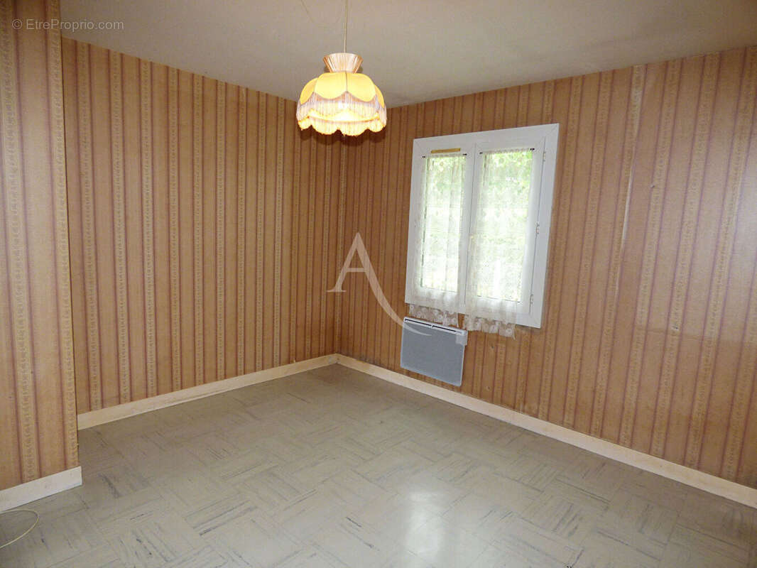 Maison à SAINT-DENIS-DE-L&#039;HOTEL