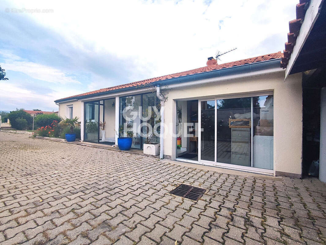 Maison à SAINT-ROMAIN-LE-PUY